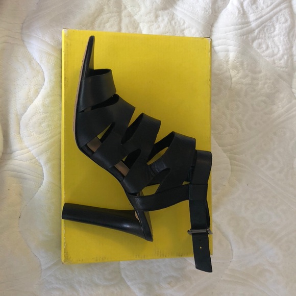 Strapped sandal with thick heel - Picture 2 of 3